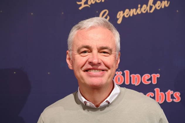 Moderator Andreas von Thien kommt zur Premiere des 10. Kölner WeihnachtsCircus