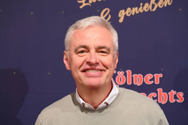 Moderator Andreas von Thien kommt zur Premiere des 10. Kölner WeihnachtsCircus