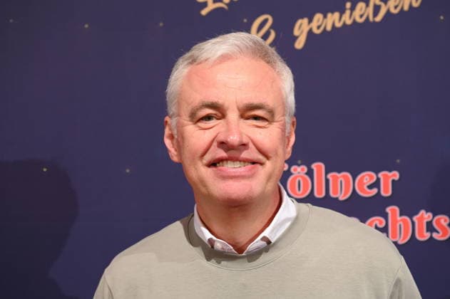 Moderator Andreas von Thien kommt zur Premiere des 10. Kölner WeihnachtsCircus