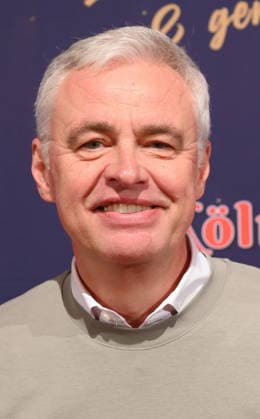Moderator Andreas von Thien kommt zur Premiere des 10. Kölner WeihnachtsCircus