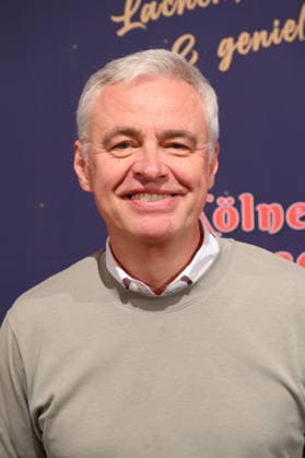 Moderator Andreas von Thien kommt zur Premiere des 10. Kölner WeihnachtsCircus