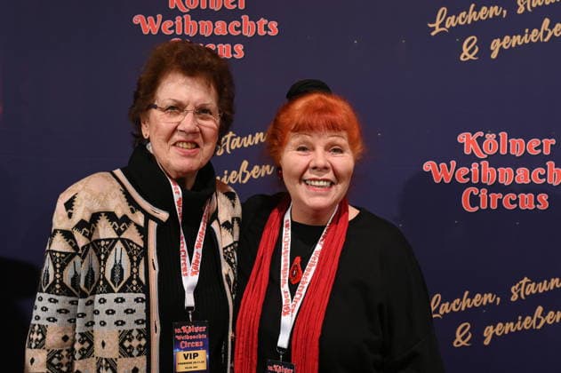 Schauspielerin Samy Orfgen , r, und ihre Schwester kommt zur Premiere des 10. Kölner WeihnachtsCircus
