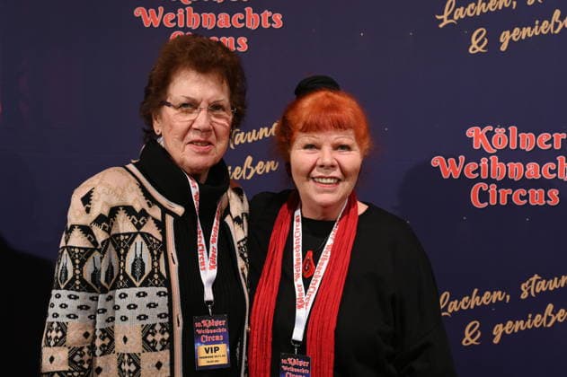 Schauspielerin Samy Orfgen , r, und ihre Schwester kommt zur Premiere des 10. Kölner WeihnachtsCircus