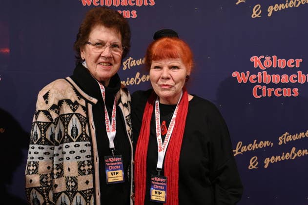 Schauspielerin Samy Orfgen , r,, und ihre Schwester kommt zur Premiere des 10. Kölner WeihnachtsCircus