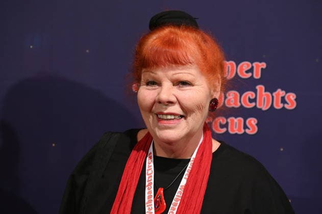Schauspielerin Samy Orfgen kommt zur Premiere des 10. Kölner WeihnachtsCircus