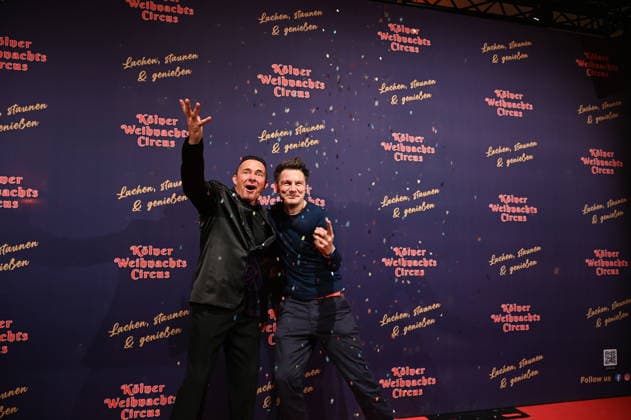 Moderator Markus Köllner und Andre Gatzke, l-r, kommt zur Premiere des 10. Kölner WeihnachtsCircus