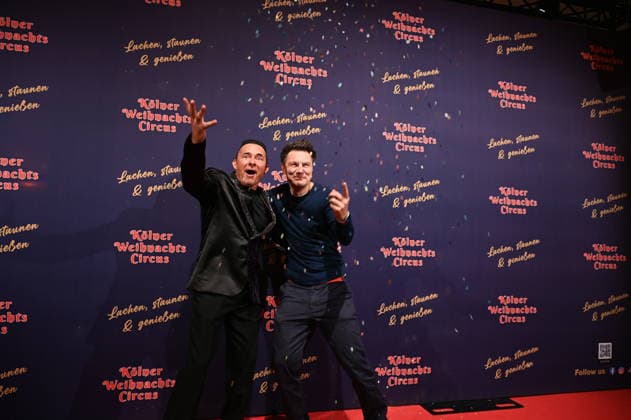 Moderator Markus Köllner und Andre Gatzke, l-r, kommt zur Premiere des 10. Kölner WeihnachtsCircus