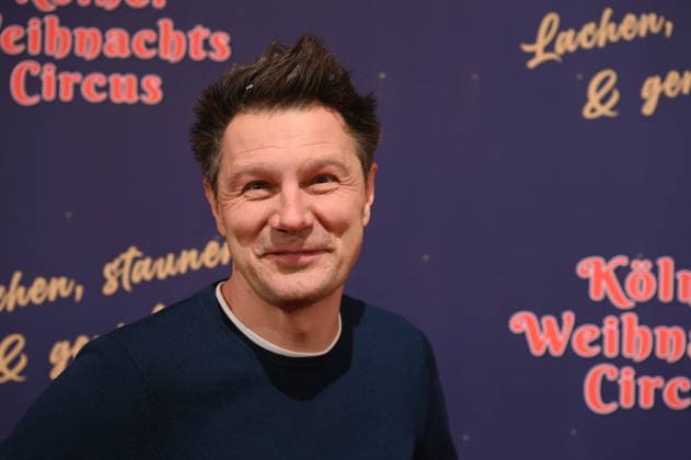 Moderator Andre Gatzke kommt zur Premiere des 10. Kölner WeihnachtsCircus