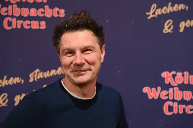 Moderator Andre Gatzke kommt zur Premiere des 10. Kölner WeihnachtsCircus