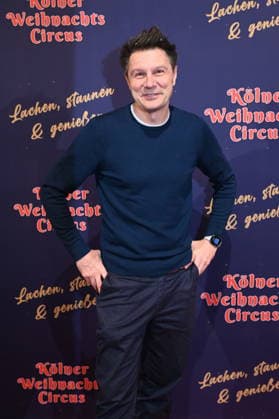 Moderator Andre Gatzke kommt zur Premiere des 10. Kölner WeihnachtsCircus