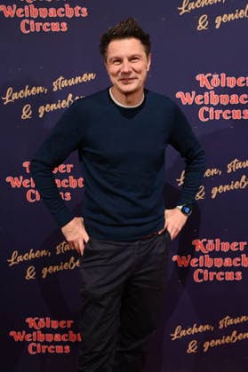 Moderator Andre Gatzke kommt zur Premiere des 10. Kölner WeihnachtsCircus