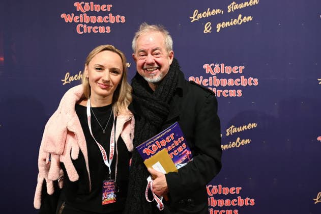 Musiker Helmut Zerlett und seine Frau Natalia kommt zur Premiere des 10. Kölner WeihnachtsCircus