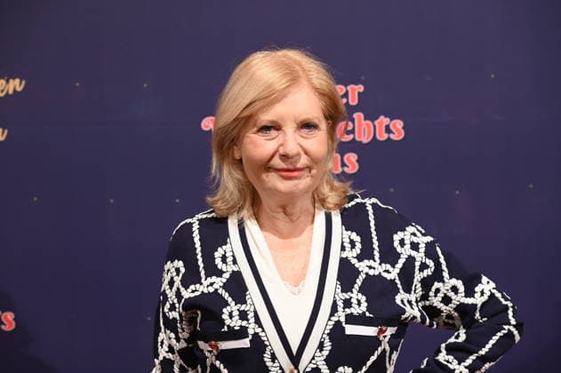 Schauspielerin Sabine Postel kommt zur Premiere des 10. Kölner WeihnachtsCircus