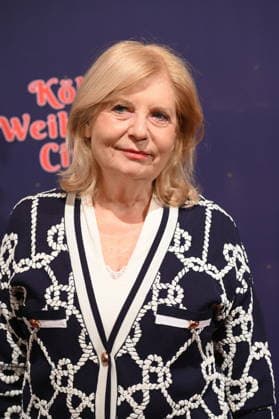 Schauspielerin Sabine Postel kommt zur Premiere des 10. Kölner WeihnachtsCircus