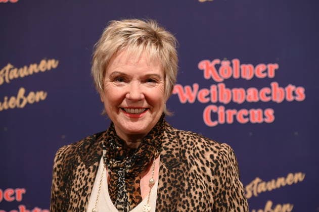 Moderatorin Birgit Biggi Lechtermann kommt zur Premiere des 10. Kölner WeihnachtsCircus