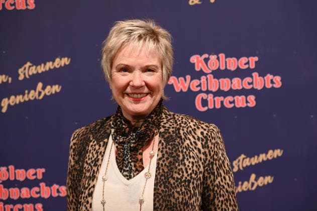 Moderatorin Birgit Biggi Lechtermann kommt zur Premiere des 10. Kölner WeihnachtsCircus