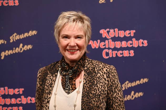 Moderatorin Birgit Biggi Lechtermann kommt zur Premiere des 10. Kölner WeihnachtsCircus