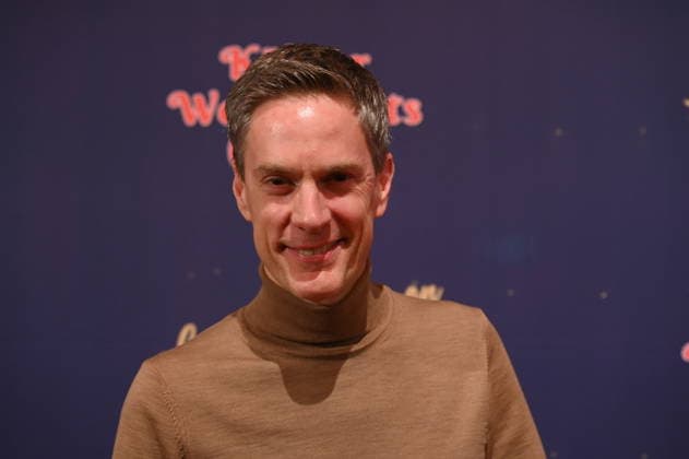 Moderator Sven Lorig kommt zur Premiere des 10. Kölner WeihnachtsCircus