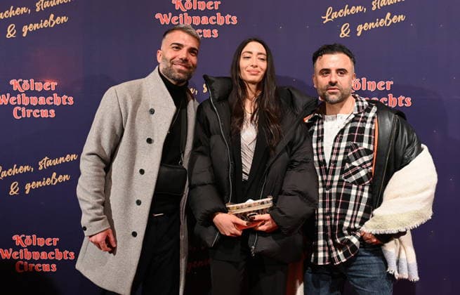 Darsteller Rafi Rachek, Nina Baracai, Eddy Yildiz, l-r, kommt zur Premiere des 10. Kölner WeihnachtsCircus