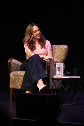 Carolin Kebekus bei der Buch-Premiere von 8000 Arten, als Mutter zu versagen am 30.11.2025 im Gloria in Koeln Carolin Kebekus bei der Premiere von ihrem Buch in Koeln
