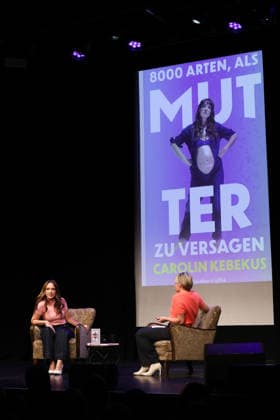 Carolin Kebekus mit Moderatorin Sabine Heinrich bei der Buch-Premiere von 8000 Arten, als Mutter zu versagen am 30.11.2025 im Gloria in Koeln Carolin Kebekus bei der Premiere von ihrem Buch in Koeln