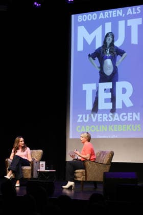 Carolin Kebekus mit Moderatorin Sabine Heinrich bei der Buch-Premiere von 8000 Arten, als Mutter zu versagen am 30.11.2025 im Gloria in Koeln Carolin Kebekus bei der Premiere von ihrem Buch in Koeln