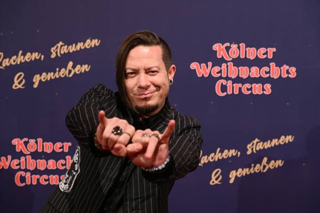 Musiker und Sänger Izzy Gallegos, ehemaliges Mitglied der Boygroup US5, kommt zur Premiere des 10. Kölner WeihnachtsCircus
