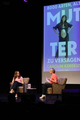 Carolin Kebekus mit Moderatorin Sabine Heinrich bei der Buch-Premiere von 8000 Arten, als Mutter zu versagen am 30.11.2025 im Gloria in Koeln Carolin Kebekus bei der Premiere von ihrem Buch in Koeln