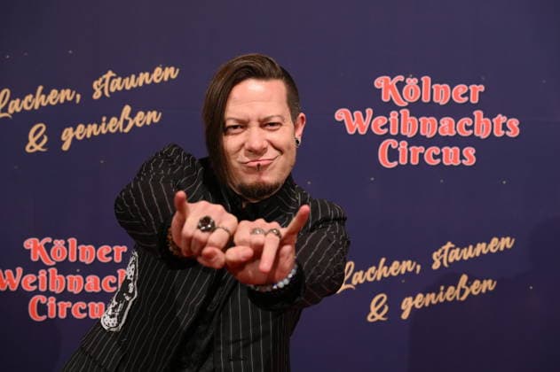Musiker und Sänger Izzy Gallegos, ehemaliges Mitglied der Boygroup US5, kommt zur Premiere des 10. Kölner WeihnachtsCircus