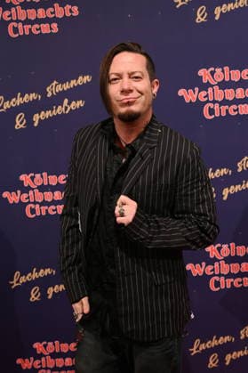 Musiker und Sänger Izzy Gallegos, ehemaliges Mitglied der Boygroup US5, kommt zur Premiere des 10. Kölner WeihnachtsCircus