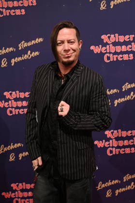 Musiker und Sänger Izzy Gallegos, ehemaliges Mitglied der Boygroup US5, kommt zur Premiere des 10. Kölner WeihnachtsCircus