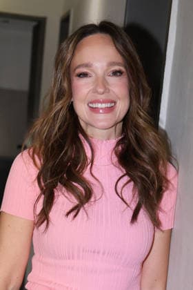 Carolin Kebekus bei der Buch-Premiere von 8000 Arten, als Mutter zu versagen am 30.11.2025 im Gloria in Koeln Carolin Kebekus bei der Premiere von ihrem Buch in Koeln