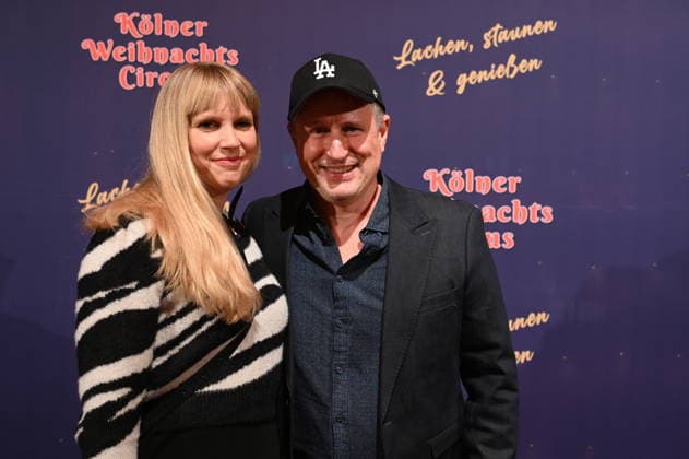 Moderator Olli Briesch und seine Frau Meike Briesch kommt zur Premiere des 10. Kölner WeihnachtsCircus
