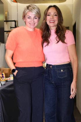 Carolin Kebekus mit Moderatorin Sabine Heinrich bei der Buch-Premiere von 8000 Arten, als Mutter zu versagen am 30.11.2025 im Gloria in Koeln Carolin Kebekus bei der Premiere von ihrem Buch in Koeln