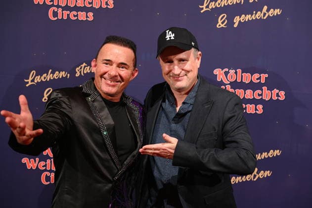 Moderator Markus Köllner und Olli Briesch , l-r, kommt zur Premiere des 10. Kölner WeihnachtsCircus