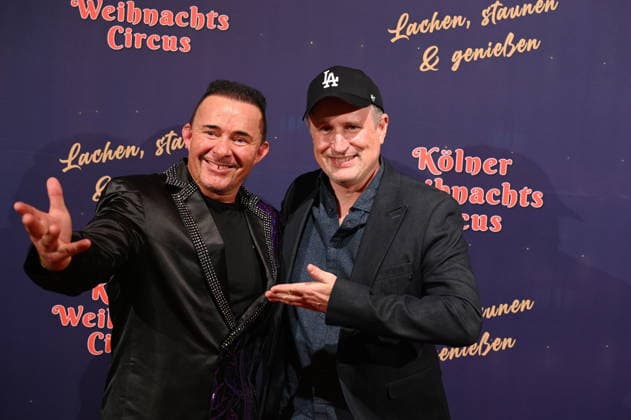 Moderator Markus Köllner und Olli Briesch , l-r, kommt zur Premiere des 10. Kölner WeihnachtsCircus