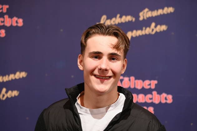 Schauspieler Anton Noltensmeier kommt zur Premiere des 10. Kölner WeihnachtsCircus