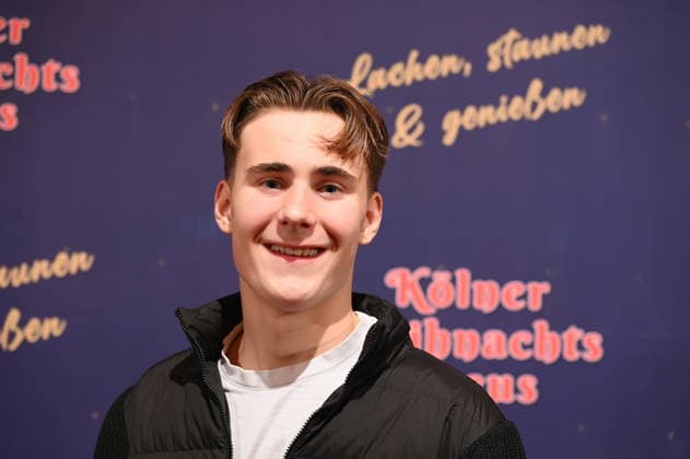 Schauspieler Anton Noltensmeier kommt zur Premiere des 10. Kölner WeihnachtsCircus