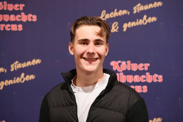 Schauspieler Anton Noltensmeier kommt zur Premiere des 10. Kölner WeihnachtsCircus