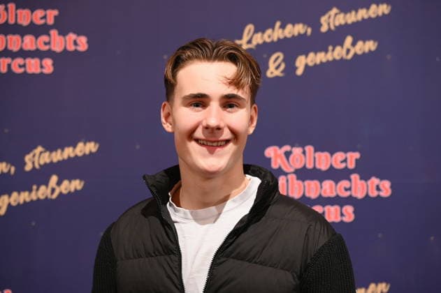 Schauspieler Anton Noltensmeier kommt zur Premiere des 10. Kölner WeihnachtsCircus