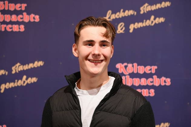 Schauspieler Anton Noltensmeier kommt zur Premiere des 10. Kölner WeihnachtsCircus