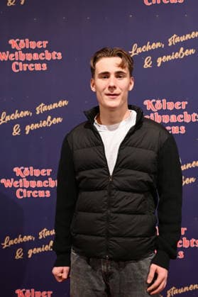 Schauspieler Anton Noltensmeier kommt zur Premiere des 10. Kölner WeihnachtsCircus