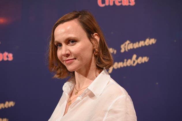 Schauspielerin Nadja Becker kommt zur Premiere des 10. Kölner WeihnachtsCircus