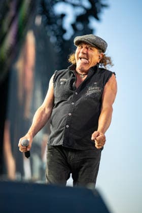 November 30, 2025, Adelaide, South Australia, Australia: AC DC Lead singer BRIAN JOHNSON on Sunday at the BP Ultimate Adelaide Grand Final. Adelaide Australia - ZUMAf186 20251130_zsp_f186_119 Copyright: xJamesxForresterx