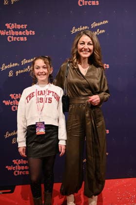 Schauspielerin Nadine Arents und Tochter Maja kommt zur Premiere des 10. Kölner WeihnachtsCircus