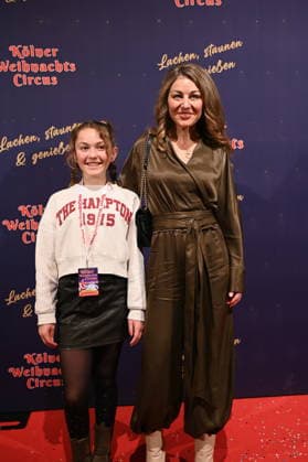 Schauspielerin Nadine Arents und Tochter Maja kommt zur Premiere des 10. Kölner WeihnachtsCircus