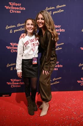 Schauspielerin Nadine Arents und Tochter Maja kommt zur Premiere des 10. Kölner WeihnachtsCircus