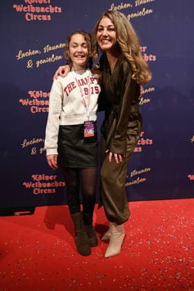 Schauspielerin Nadine Arents und Tochter Maja kommt zur Premiere des 10. Kölner WeihnachtsCircus