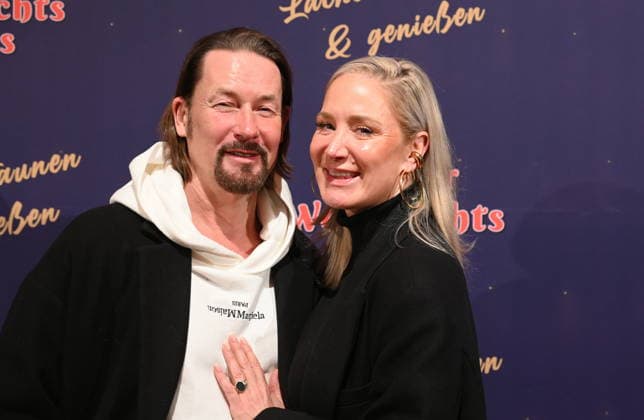Schauspielerin Janine Kunze und ihr Mann Dirk Burdach kommt zur Premiere des 10. Kölner WeihnachtsCircus