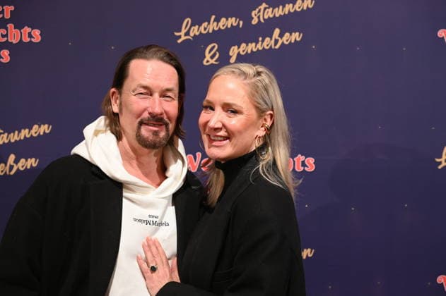 Schauspielerin Janine Kunze und ihr Mann Dirk Burdach kommt zur Premiere des 10. Kölner WeihnachtsCircus